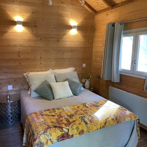 interieur de la cabane dans les arbres pour une nuit insolite bergerac