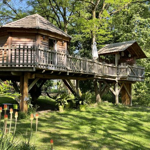 cabane perchée avec son spa vue d'en face